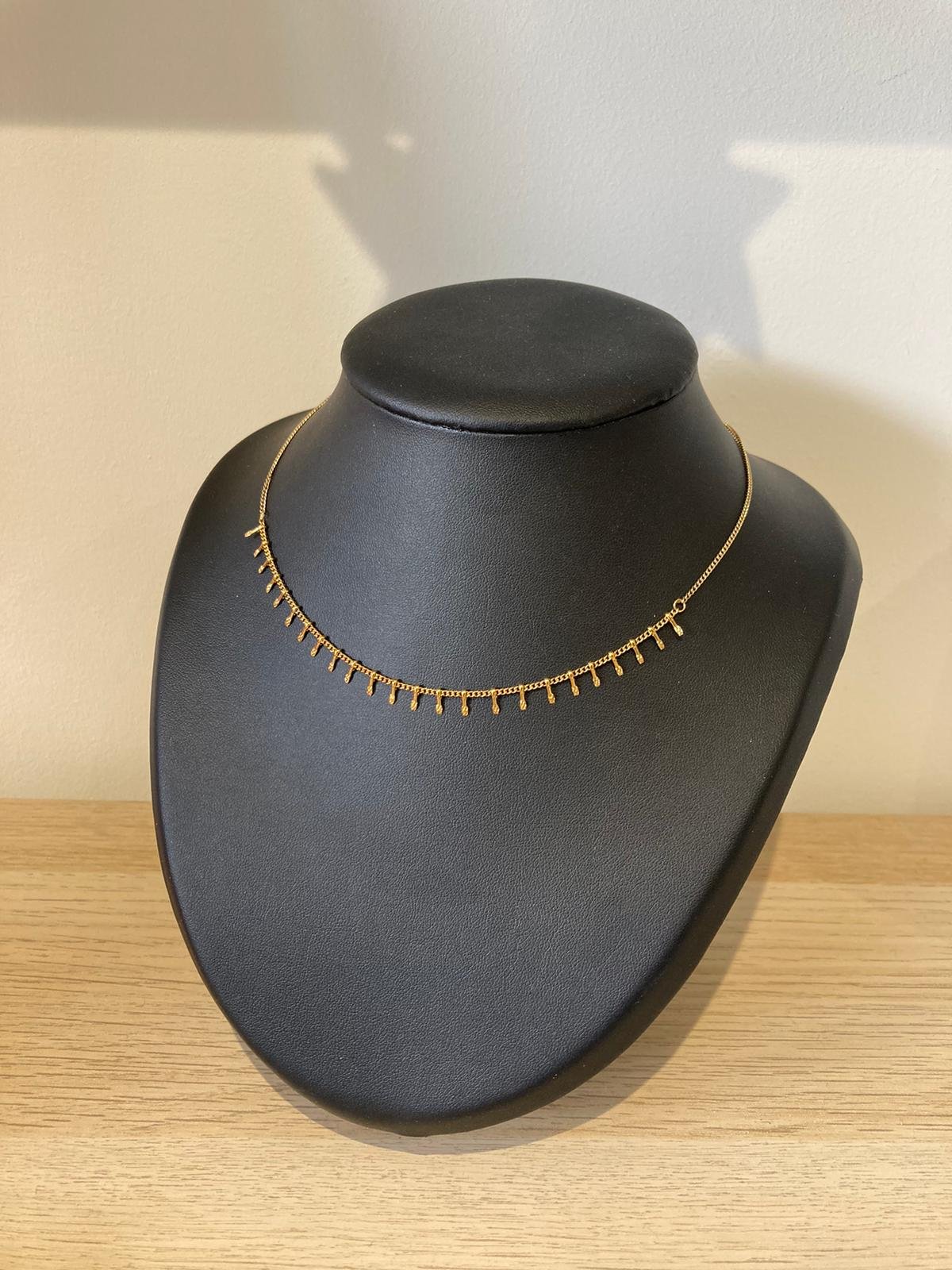 Collier Fin Plaqué Or avec Petits Rectangles Gravés en Losange Collier Fin Plaqué Or avec Petits Rectangles Gravés en Losange