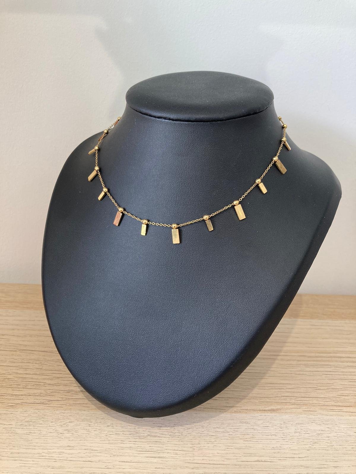 Collier Fin Plaqué avec Perles Dorées et Pendentif Rectangle Collier Fin Plaqué avec Perles Dorées et Pendentif Rectangle