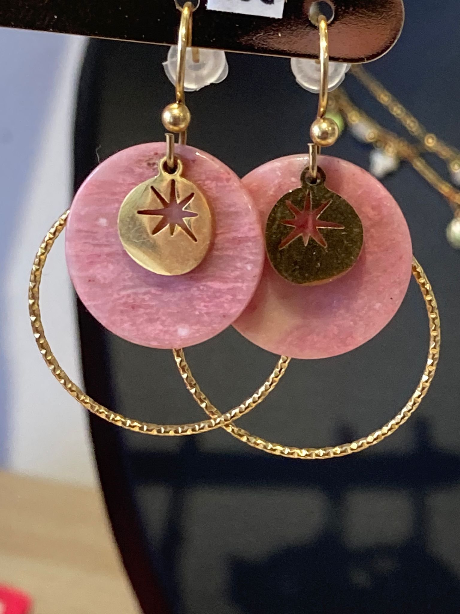Boucles d'Oreilles avec Stèle Nacrée et Petites Perles Pendantes Boucles d'Oreilles avec Stèle Nacrée et Petites Perles Pendantes