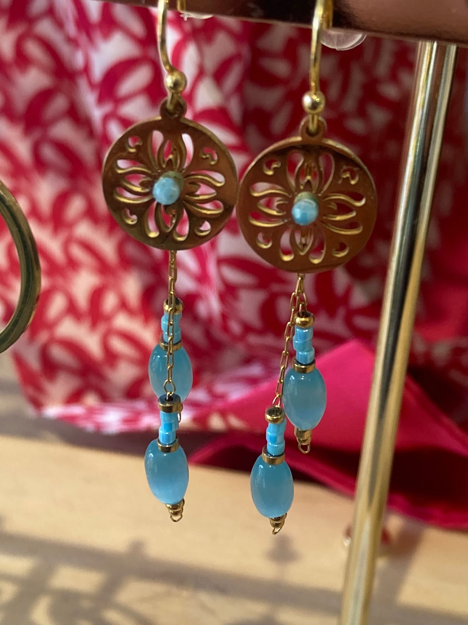 Boucles d'Oreilles avec Petites Rosaces Goutte d'Eau Dorée Boucles d'Oreilles avec Petites Rosaces Goutte d'Eau Dorée